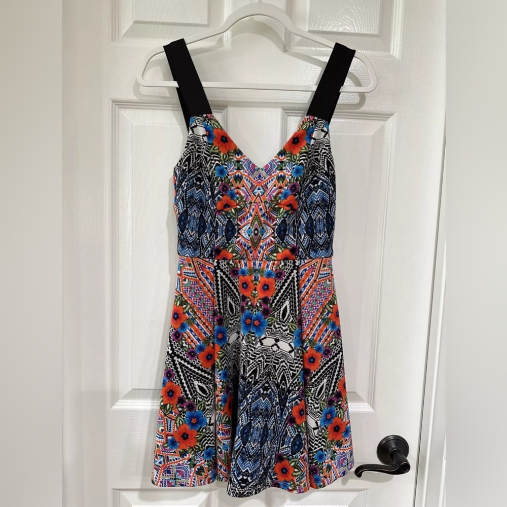 Bebe Women's XS Sleeveless V-Neck Mini Sundress Orange Multi Ikat Floral EUC